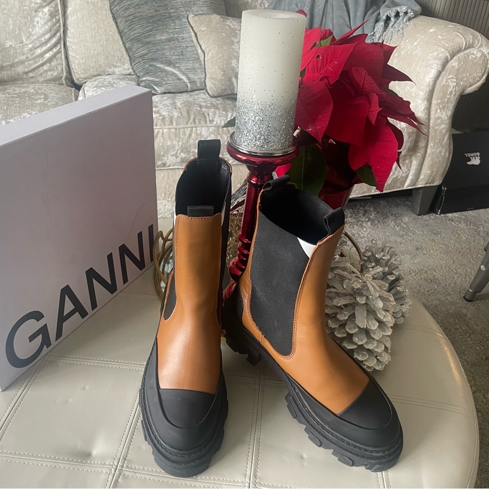 GANNI MID CHELSEA BOOT
BRAND NEW LIMITED EDITION COLOR
BLACK & CAMEL

Fun Style